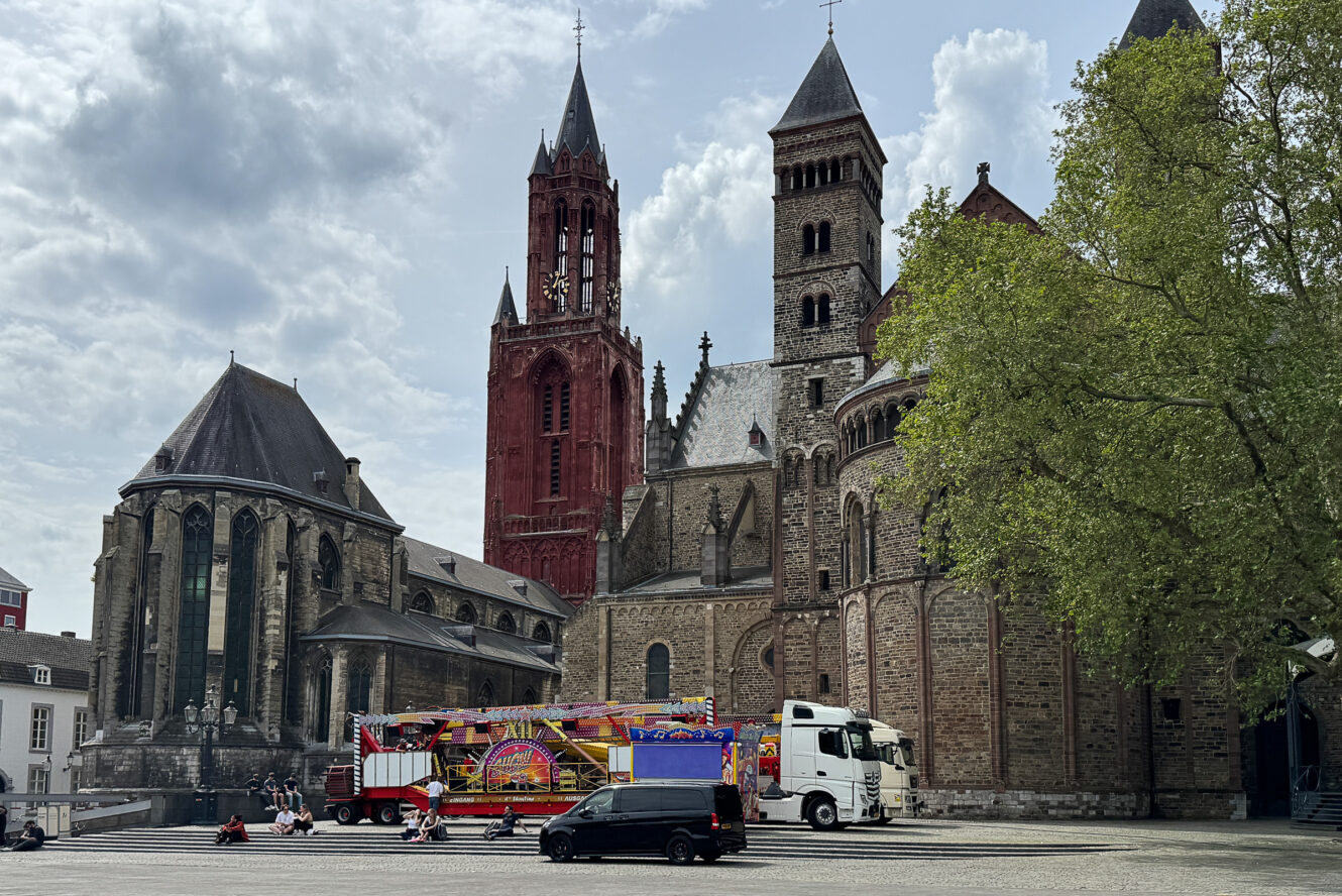 Sint-Janskerk (roter Turm) und katholische Servaasbasiliek am Vrijthof in Maastricht, Foto: Felix Hemmers